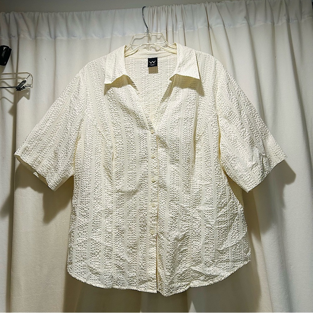 W Work To Weekend Woman’s white collared Short Sleeve button down shirt